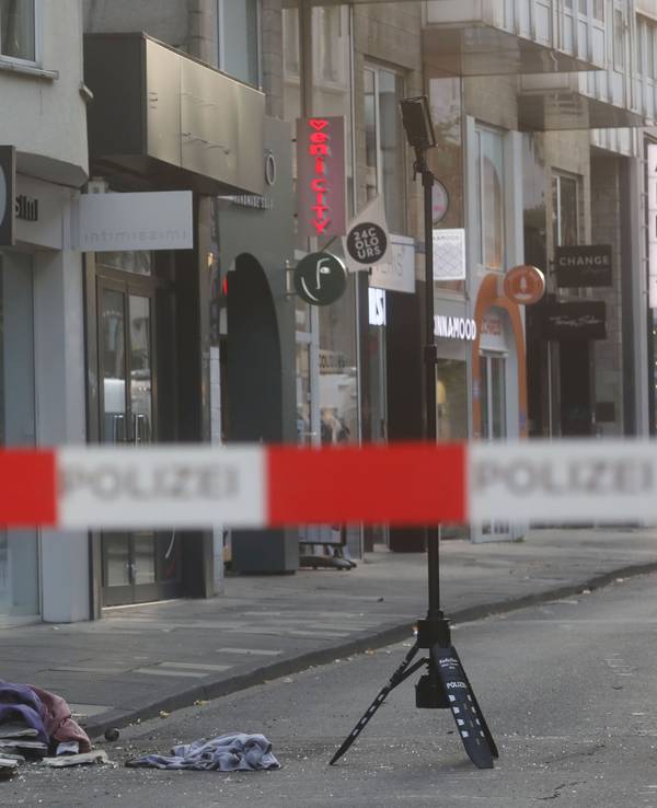 18.09.2024, Köln: Erneut eine Explosion am Mittwochmorgen in der Ehrenstraße. Das Bekleidungsgeschäft LFDY ist ausgebrand . Die Polizei ermittelt. Foto: Arton Krasniqi