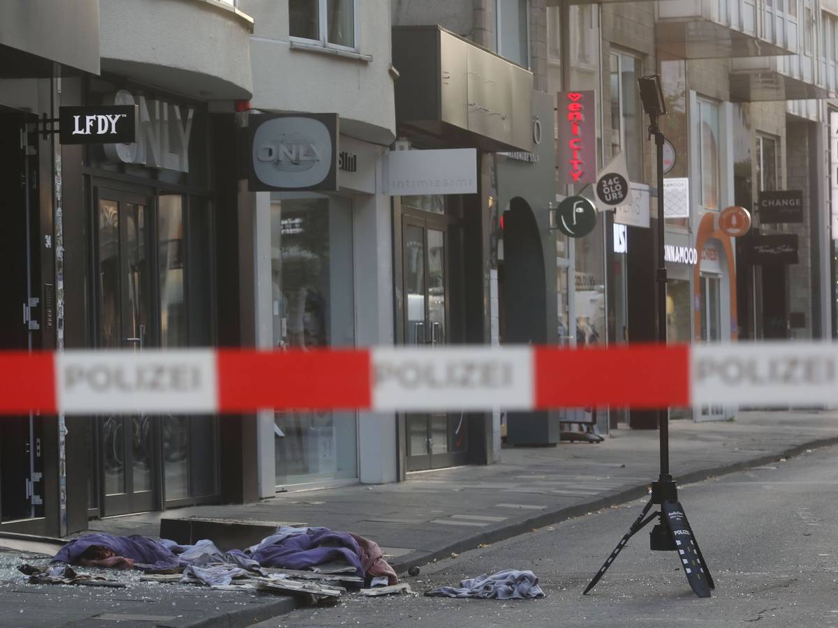 18.09.2024, Köln: Erneut eine Explosion am Mittwochmorgen in der Ehrenstraße. Das Bekleidungsgeschäft LFDY ist ausgebrand . Die Polizei ermittelt. Foto: Arton Krasniqi