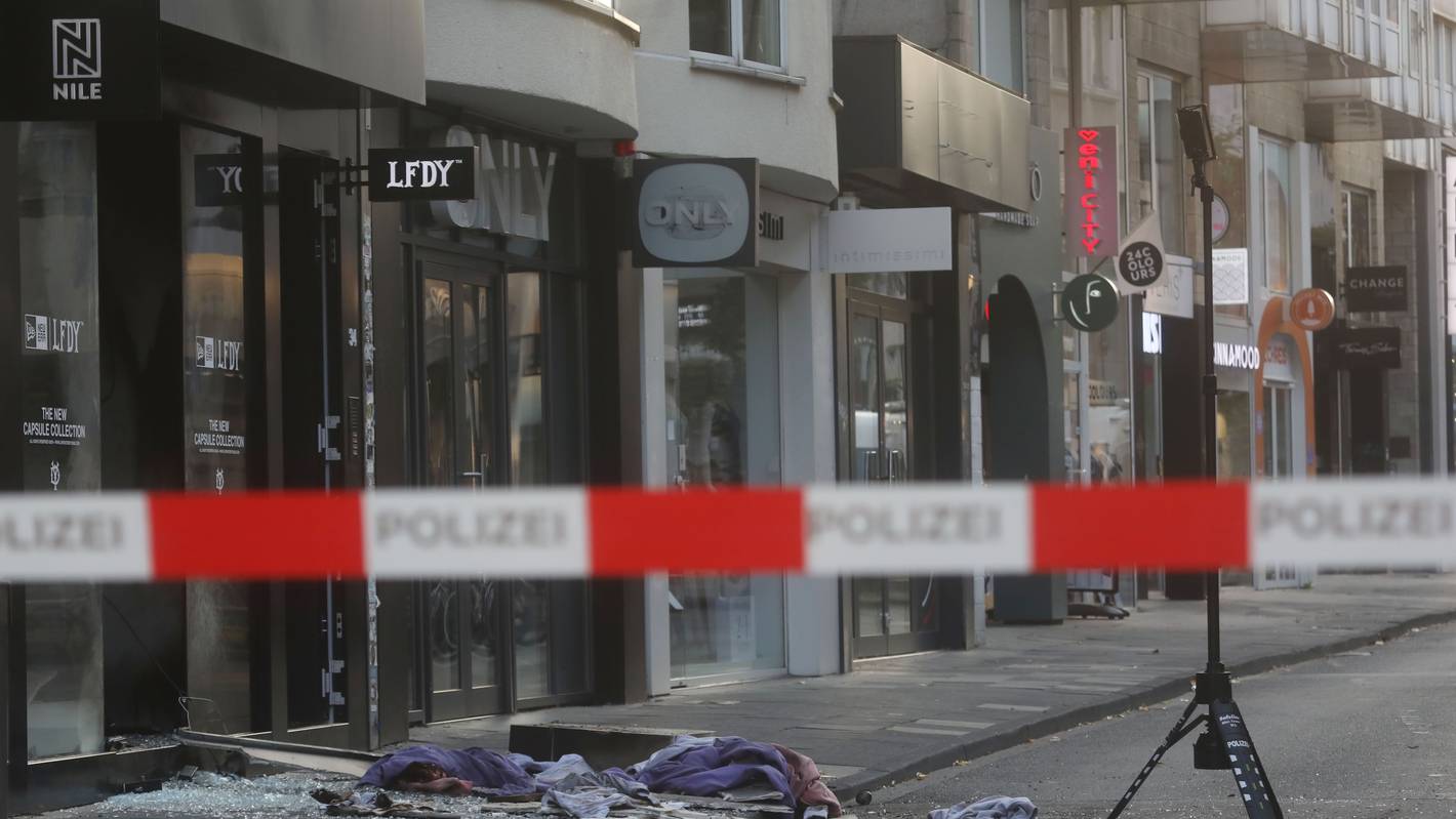 18.09.2024, Köln: Erneut eine Explosion am Mittwochmorgen in der Ehrenstraße. Das Bekleidungsgeschäft LFDY ist ausgebrand . Die Polizei ermittelt. Foto: Arton Krasniqi