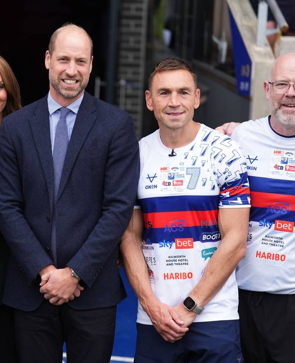 Der Prinz und die Prinzessin von Wales überraschen Sir Kevin Sinfield (2.v.r) am Ende des dritten Tages seiner „7 in 7: The Grand Finale 2026 Challenge“ im DIY Kitchens Stadium, der Heimspielstätte von Wakefield Trinity in West Yorkshire.