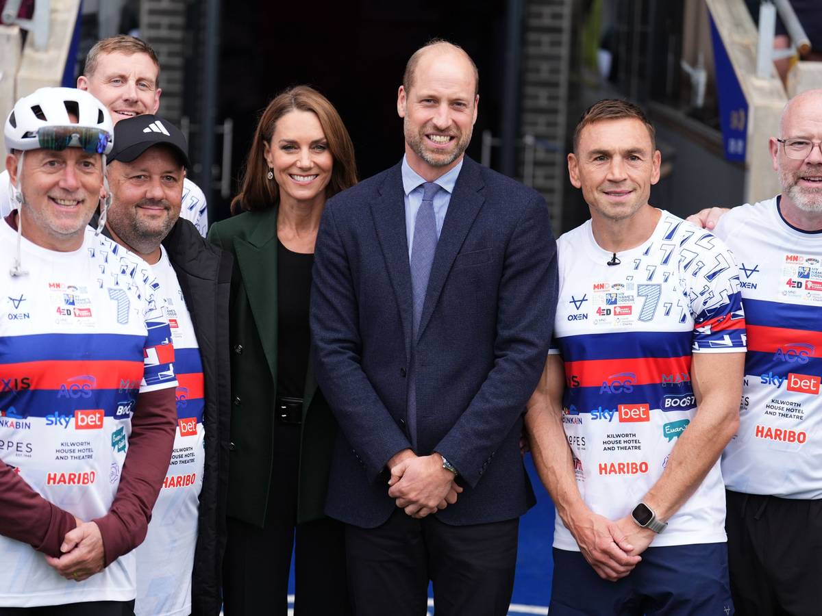 Der Prinz und die Prinzessin von Wales überraschen Sir Kevin Sinfield (2.v.r) am Ende des dritten Tages seiner „7 in 7: The Grand Finale 2026 Challenge“ im DIY Kitchens Stadium, der Heimspielstätte von Wakefield Trinity in West Yorkshire.