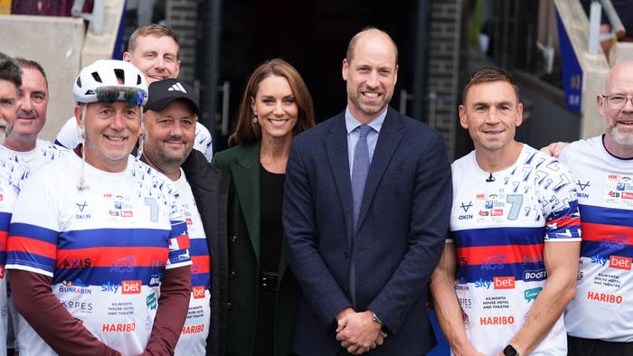Der Prinz und die Prinzessin von Wales überraschen Sir Kevin Sinfield (2.v.r) am Ende des dritten Tages seiner „7 in 7: The Grand Finale 2026 Challenge“ im DIY Kitchens Stadium, der Heimspielstätte von Wakefield Trinity in West Yorkshire.