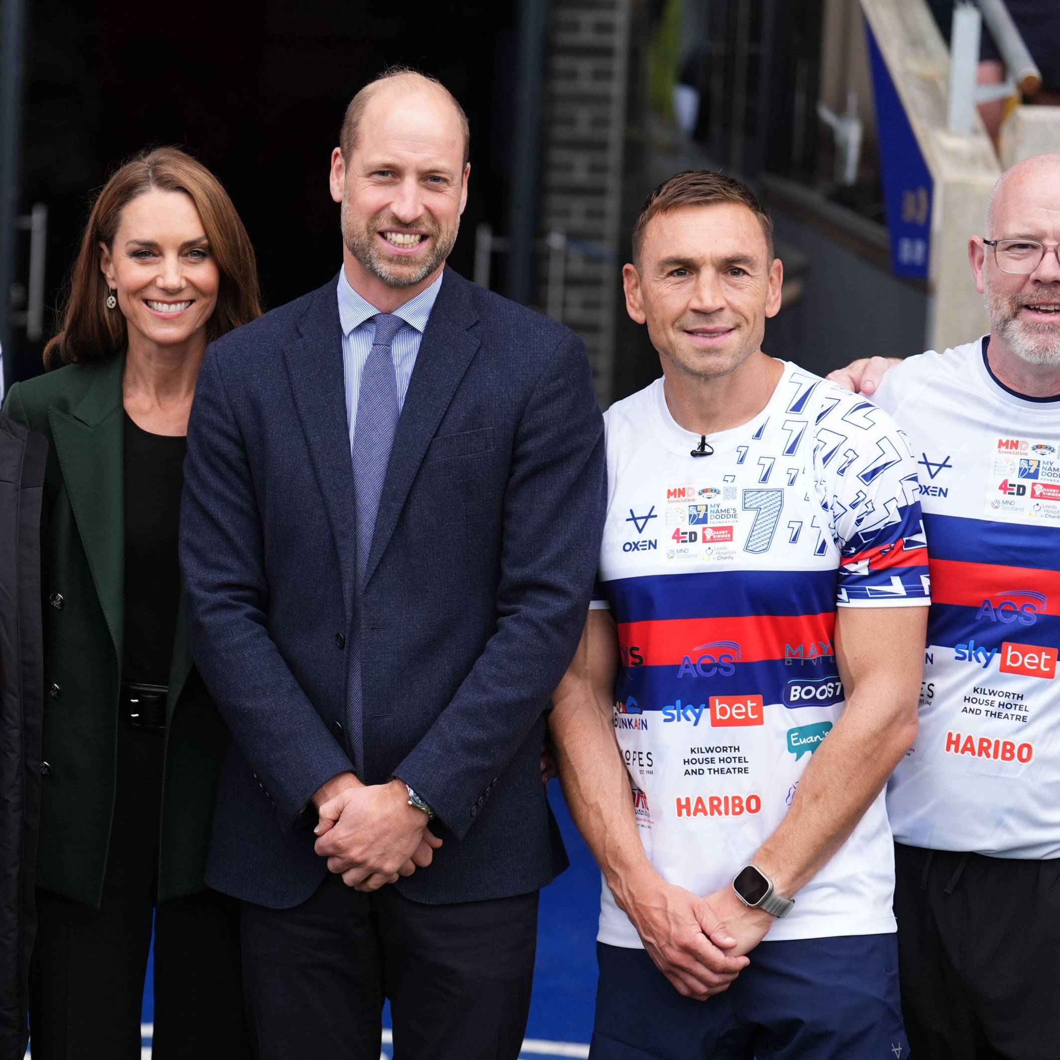 Der Prinz und die Prinzessin von Wales überraschen Sir Kevin Sinfield (2.v.r) am Ende des dritten Tages seiner „7 in 7: The Grand Finale 2026 Challenge“ im DIY Kitchens Stadium, der Heimspielstätte von Wakefield Trinity in West Yorkshire.
