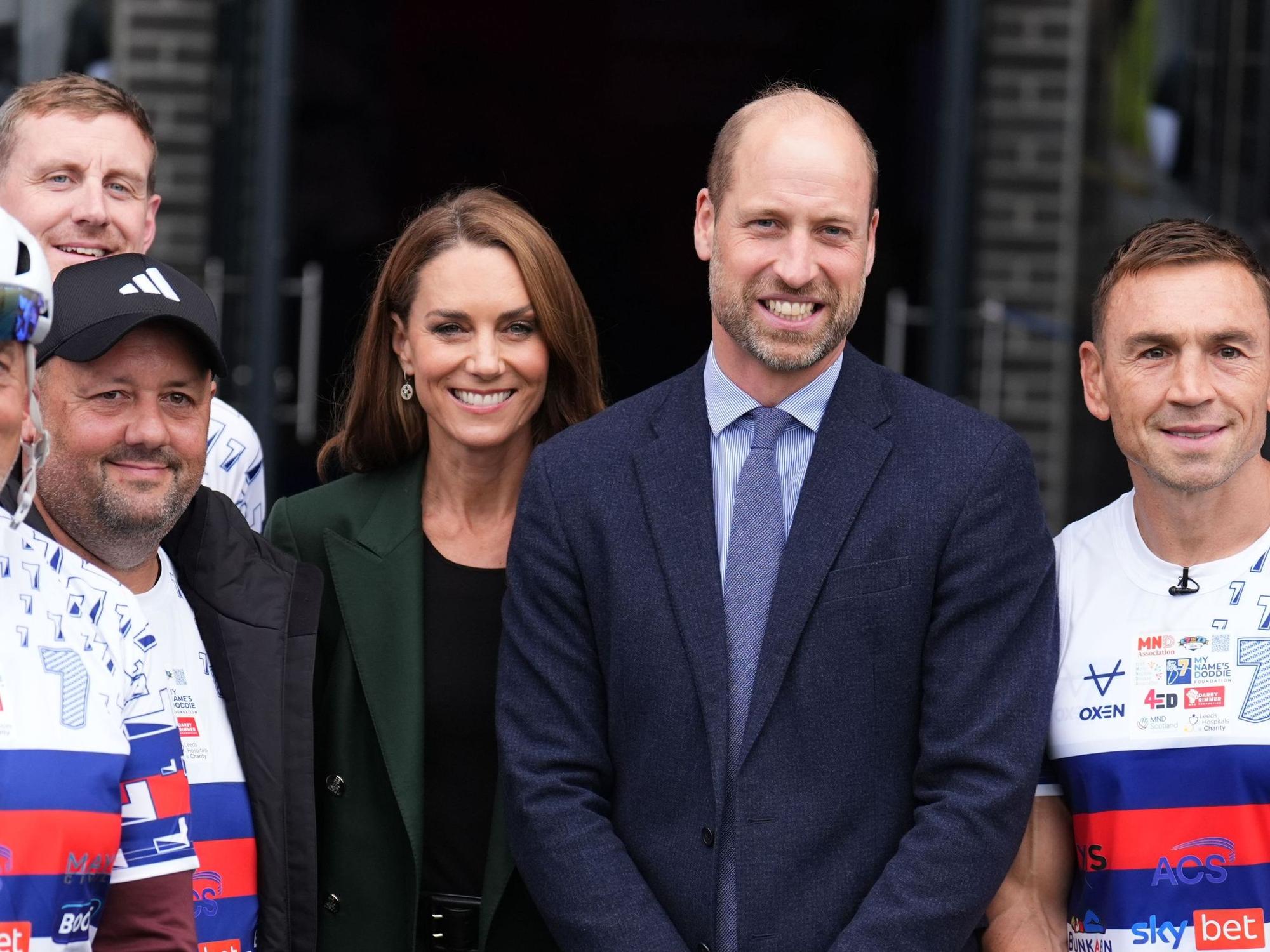 Der Prinz und die Prinzessin von Wales überraschen Sir Kevin Sinfield (2.v.r) am Ende des dritten Tages seiner „7 in 7: The Grand Finale 2026 Challenge“ im DIY Kitchens Stadium, der Heimspielstätte von Wakefield Trinity in West Yorkshire.