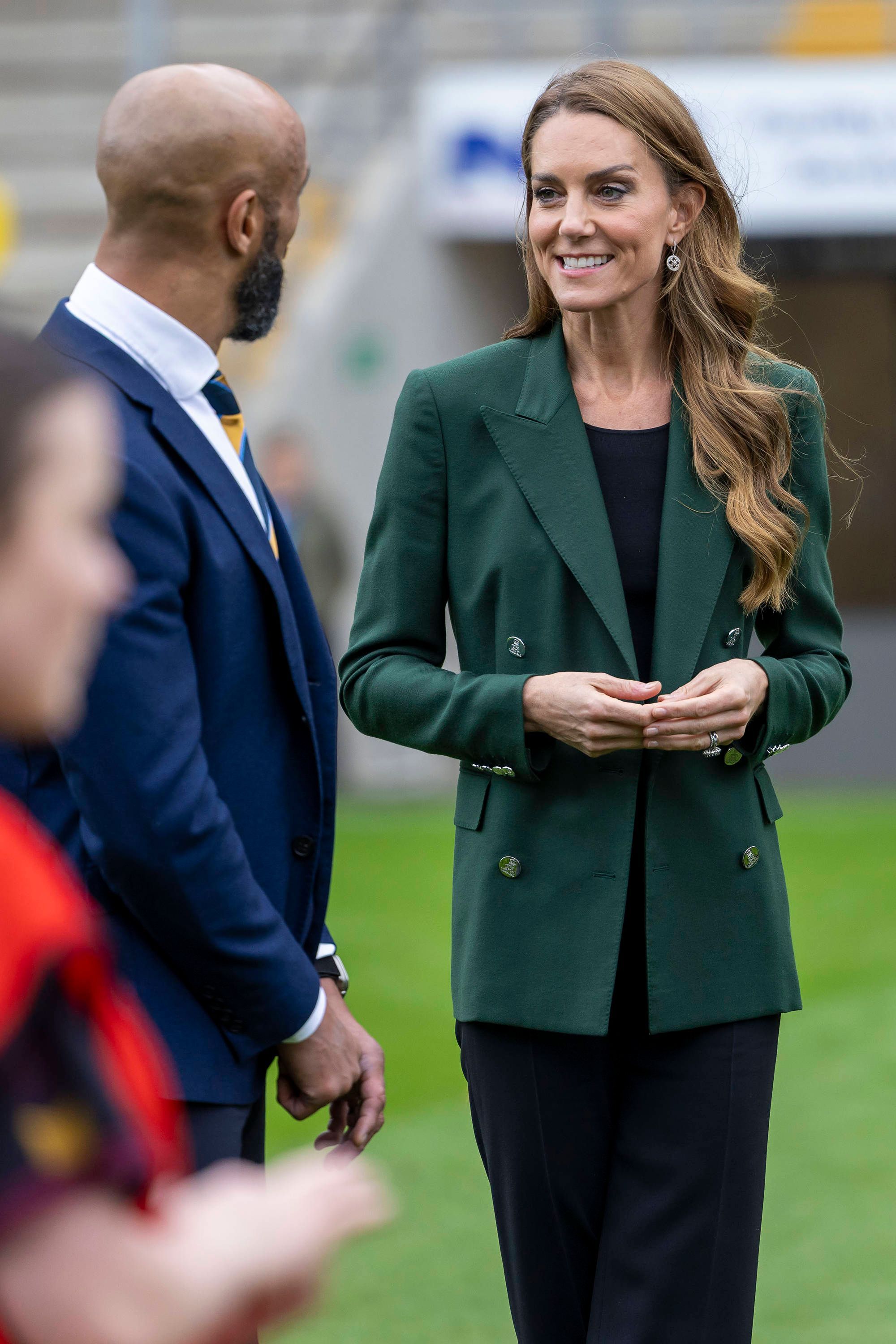 Der Prinz und die Prinzessin von Wales überraschen Sir Kevin Sinfield (2.v.r) am Ende des dritten Tages seiner „7 in 7: The Grand Finale 2026 Challenge“ im DIY Kitchens Stadium, der Heimspielstätte von Wakefield Trinity in West Yorkshire.