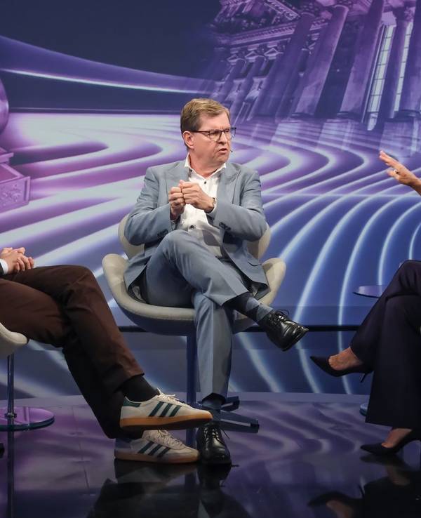 Johannes Winkel (links) und Ralf Stegner verurteilten bei Sandra Maischberger den Stolperstein-Beschluss von Heidenau. (Bild: WDR / Oliver Ziebe)