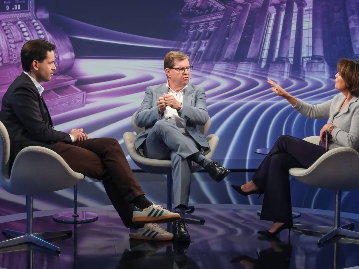 Johannes Winkel (links) und Ralf Stegner verurteilten bei Sandra Maischberger den Stolperstein-Beschluss von Heidenau. (Bild: WDR / Oliver Ziebe)