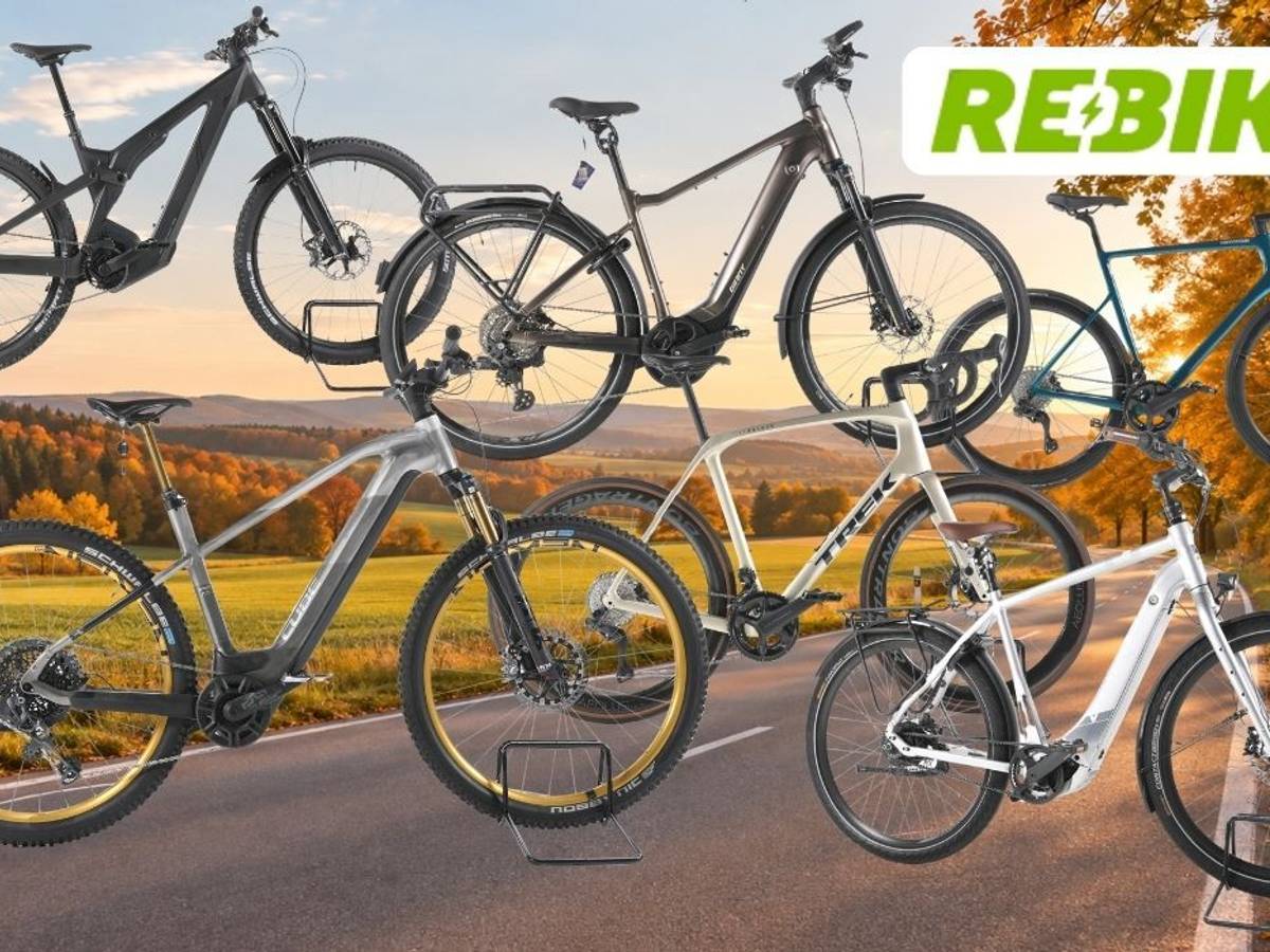 Mehrere refurbished E-Bikes und Fahrräder vor einer herbstlichen Landschaft mit Feldern, Wald und Straße; oben rechts steht das Rebike-Logo.