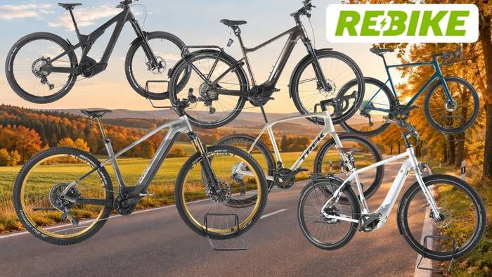 Mehrere refurbished E-Bikes und Fahrräder vor einer herbstlichen Landschaft mit Feldern, Wald und Straße; oben rechts steht das Rebike-Logo.