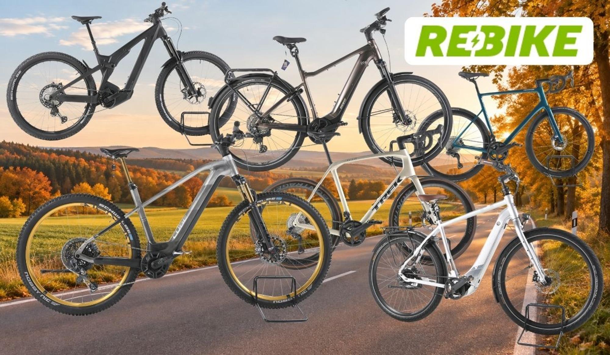 Mehrere refurbished E-Bikes und Fahrräder vor einer herbstlichen Landschaft mit Feldern, Wald und Straße; oben rechts steht das Rebike-Logo.