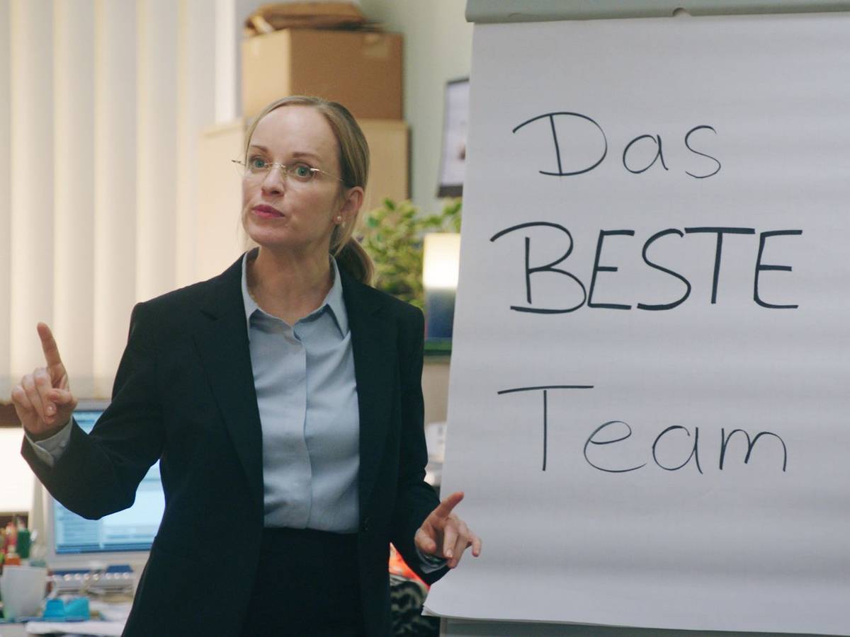 Ronja (Friederike Kempter) zwingt die Mitarbeiterinnen und Mitarbeiter im Bürgeramt zu allerhand Teambuilding-Maßnahmen. (Bild: ZDF/Sofia Velasquez)