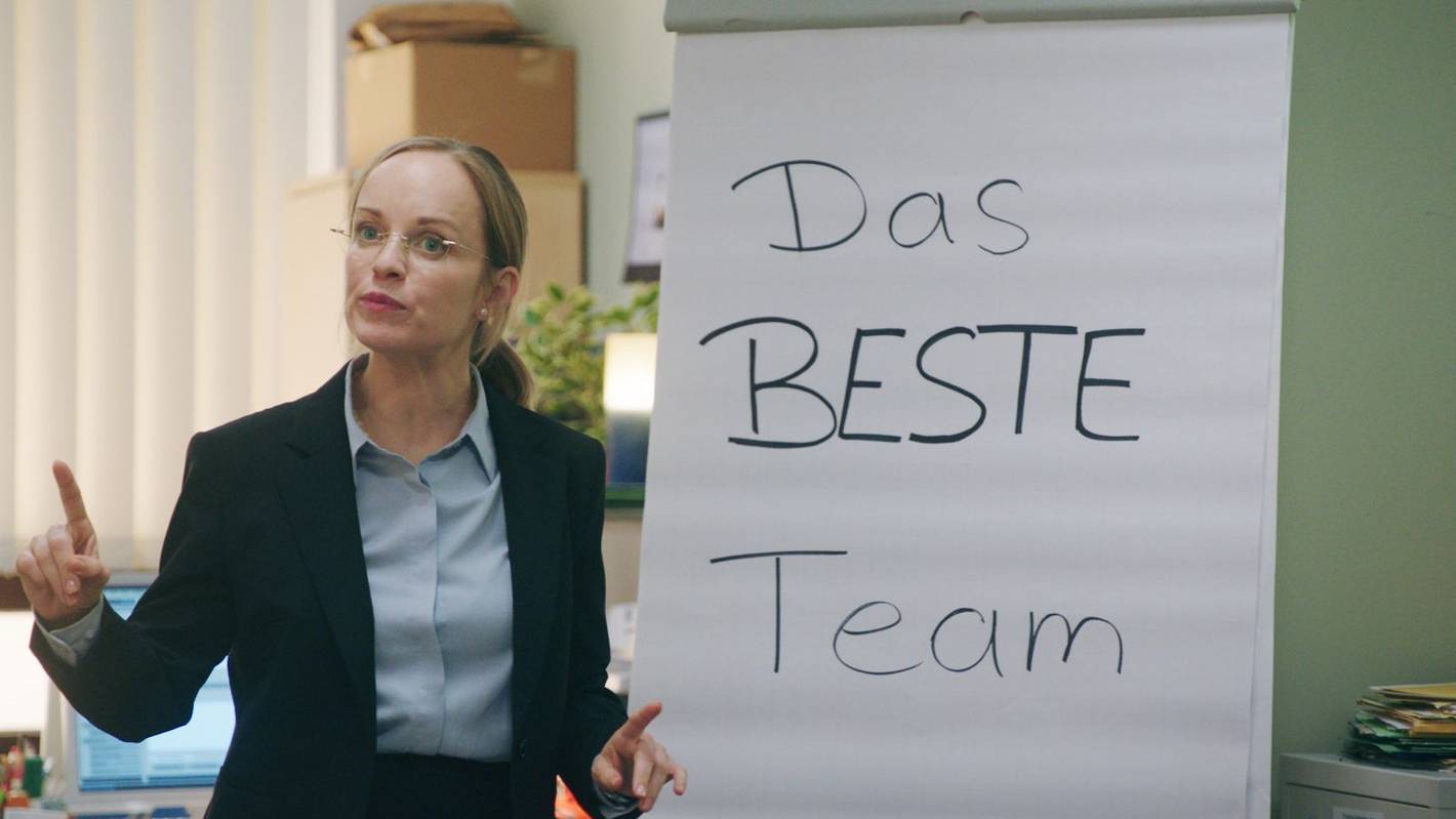 Ronja (Friederike Kempter) zwingt die Mitarbeiterinnen und Mitarbeiter im Bürgeramt zu allerhand Teambuilding-Maßnahmen. (Bild: ZDF/Sofia Velasquez)