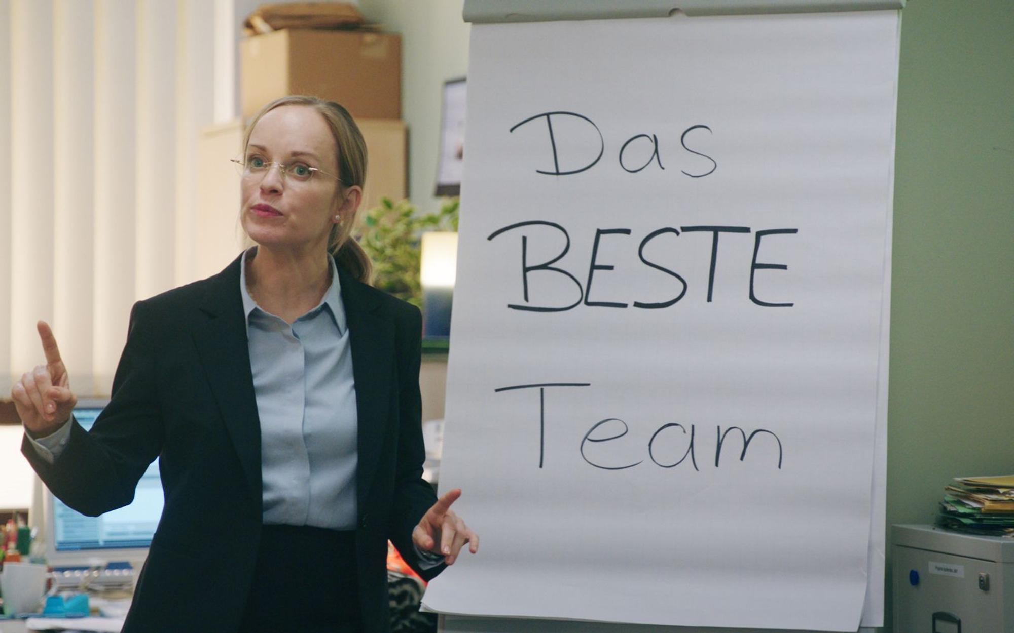 Ronja (Friederike Kempter) zwingt die Mitarbeiterinnen und Mitarbeiter im Bürgeramt zu allerhand Teambuilding-Maßnahmen. (Bild: ZDF/Sofia Velasquez)