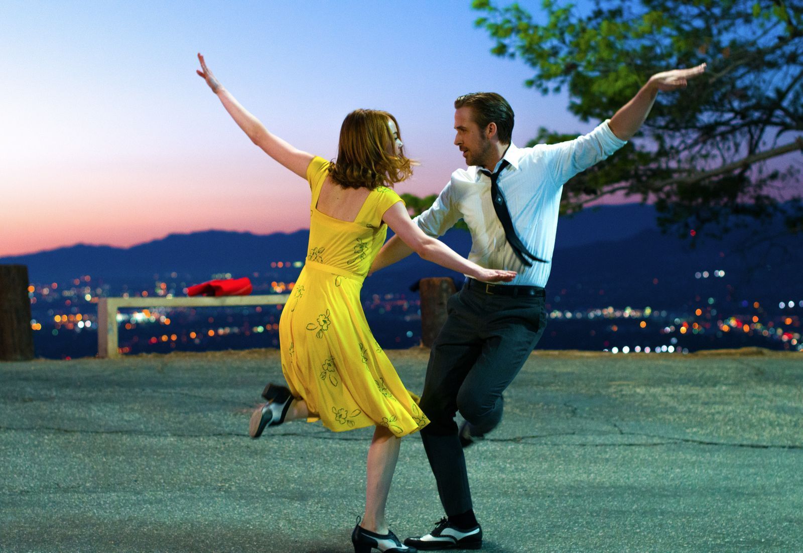 Emma Stone und Ryan Gosling tanzen sich in „La La Land“ die Seele aus dem Leib. Technisch nicht so perfekt wie Ginger Rogers und Fred Astaire, aber mit demselben Herzblut. (Bild: Studiocanal / Dale Robinette)