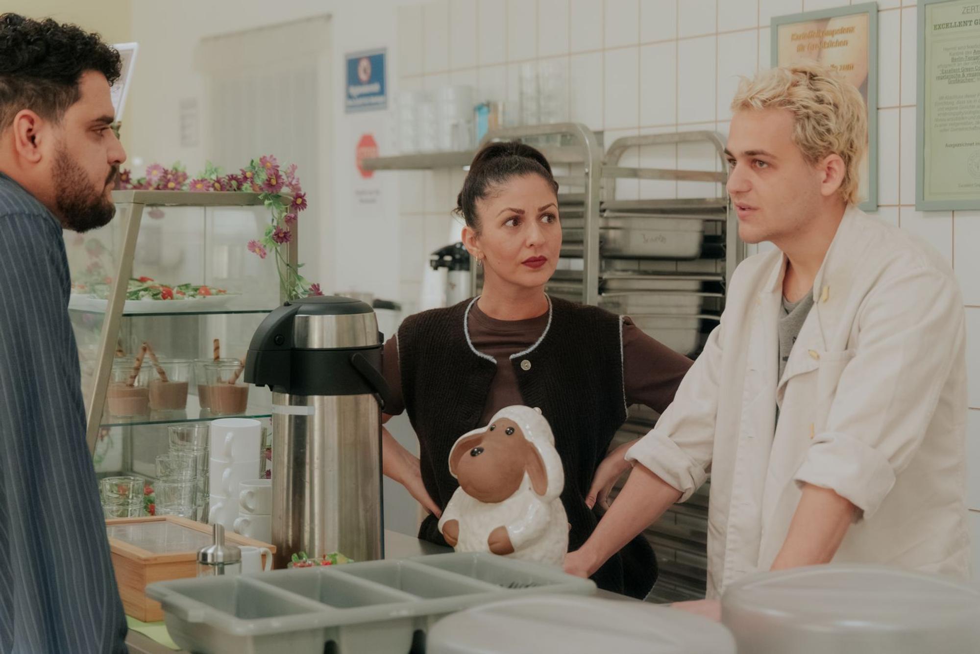 Tülin Sezgin hat eine Nebenrolle in „Nine to Five - Das Amt“. Die Charaktere der Serie wie etwa Orkan (Yasin El Harrouk, links) und Roland (David Ali Rashed) basieren auf Sketchvideos von ihr. (Bild: ZDF/Sofia Velasquez)