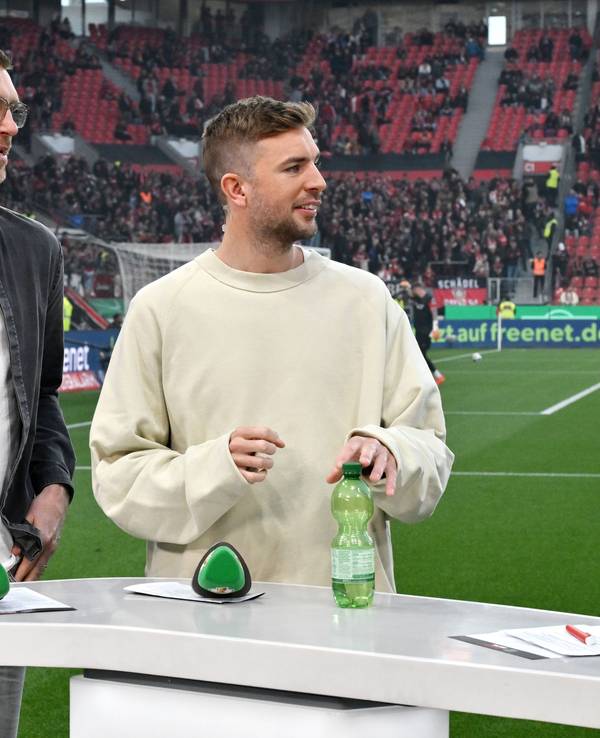 Per Mertesacker (r.) und Christoph Kramer stehen als TV-Experten für das ZDF am Pult.
