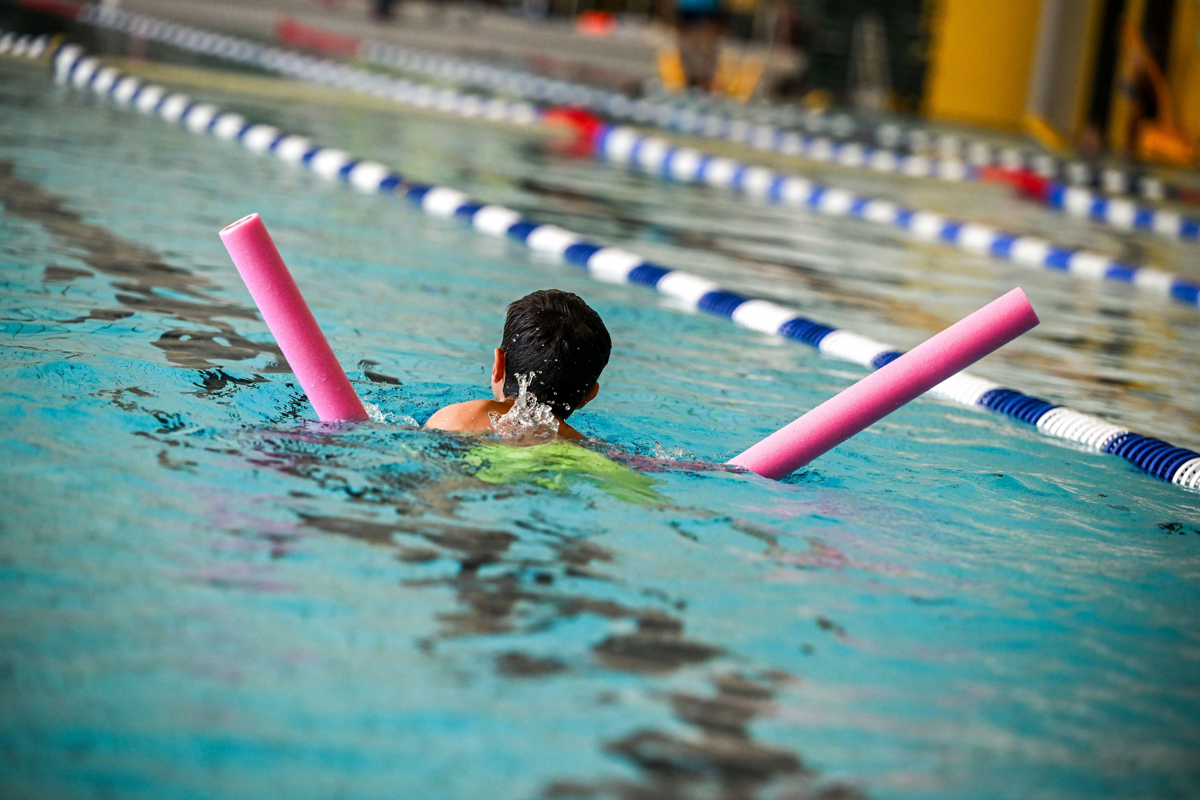 Ein Schüler beim Schwimmunterricht. (Symbolfoto)