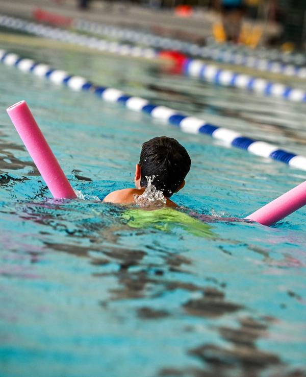 Ein Schüler beim Schwimmunterricht. (Symbolfoto)