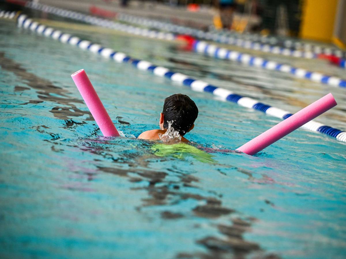 Ein Schüler beim Schwimmunterricht. (Symbolfoto)