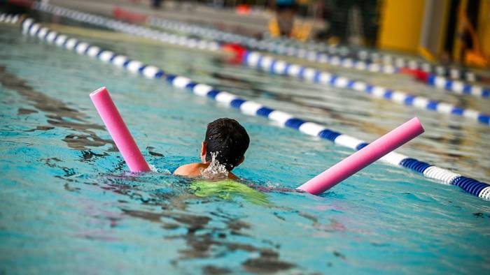 Ein Schüler beim Schwimmunterricht. (Symbolfoto)