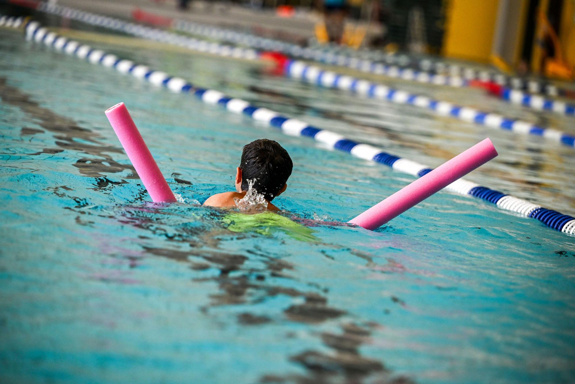 Ein Schüler beim Schwimmunterricht. (Symbolfoto)