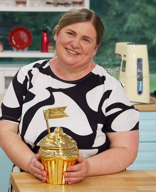 Oxana kann sich bei „Das große Backen“ den goldenen Cupcake und die Gewinnsumme von 10.000 Euro sichern. (Bild: Joyn+)