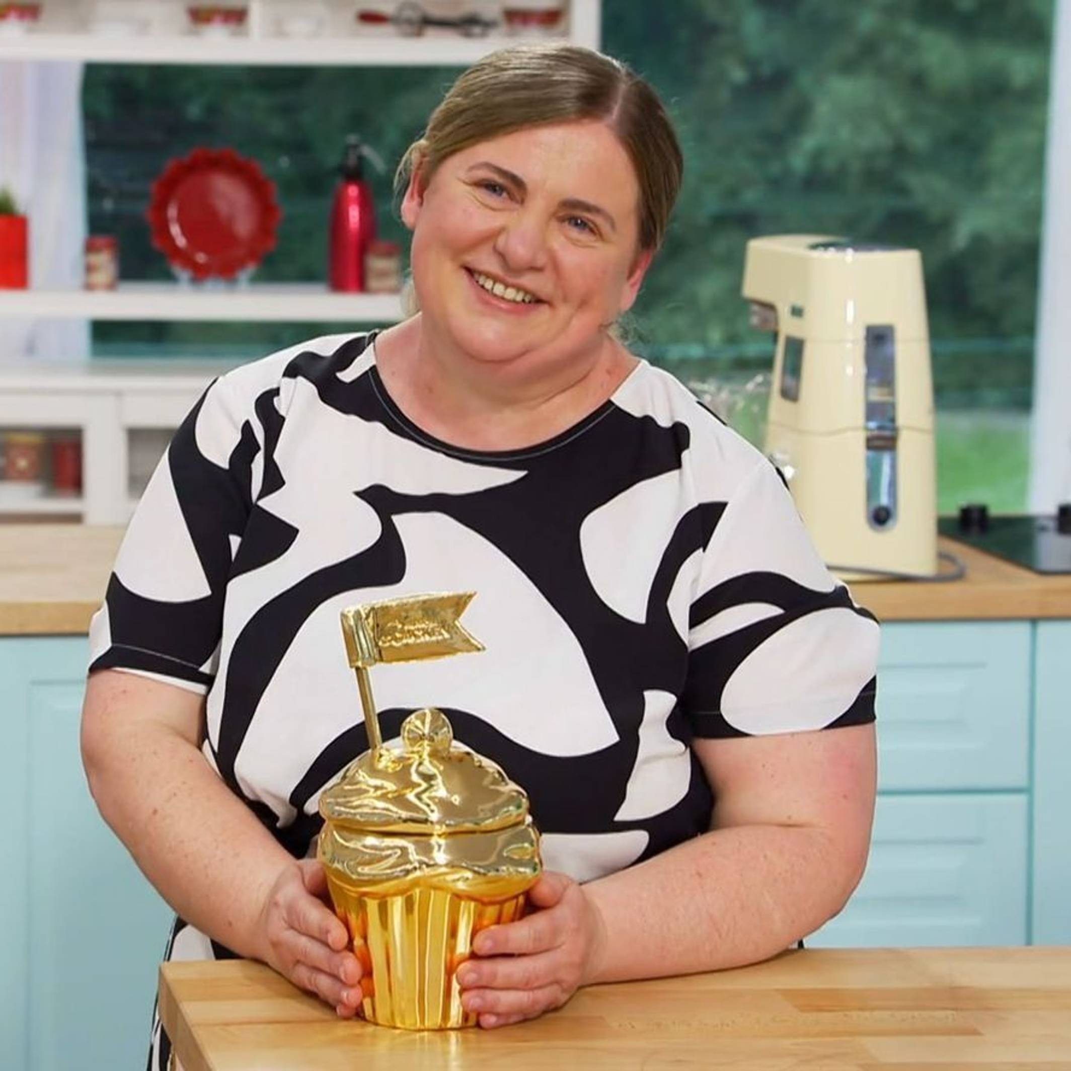Oxana kann sich bei „Das große Backen“ den goldenen Cupcake und die Gewinnsumme von 10.000 Euro sichern. (Bild: Joyn+)