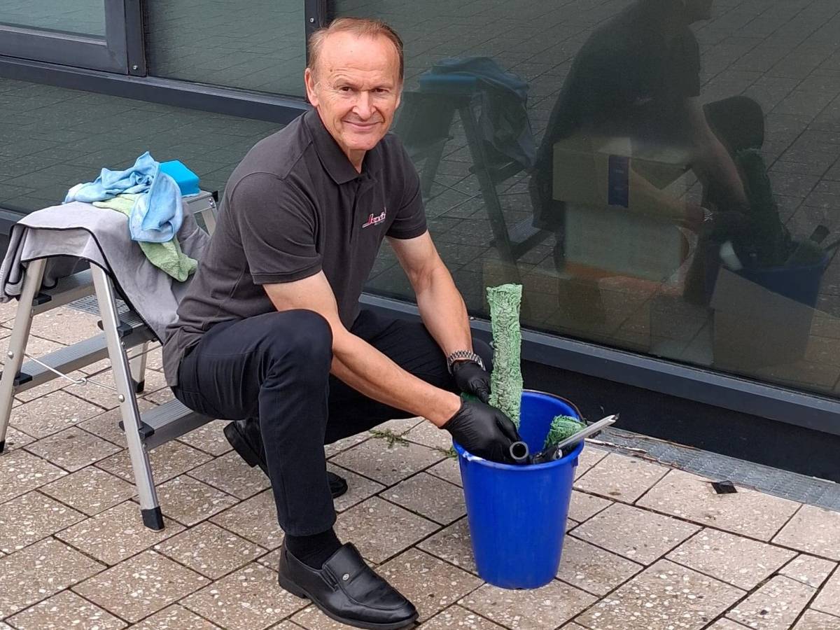 Fensterputzer Stokrp Ljubomir – er kennt sich aus mit schmutzigen Fenstern in der Kölner Innenstadt.