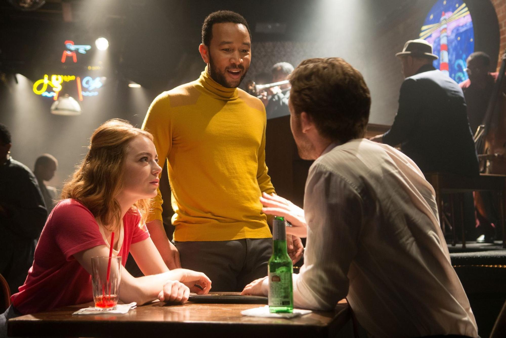 Ein alter Schulfreund (John Legend, Mitte) bietet Seb (Ryan Gosling) einen Job in seiner Band an. Der Pianist lehnt ihn vor seiner Freundin Mia (Emma Stone) ab, später geht er aber doch auf Tournee. (Bild: Studiocanal / Dale Robinette)