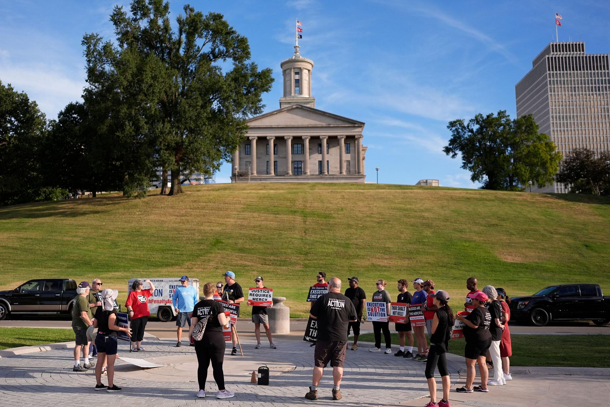 Menschen versammeln sich vor dem Tennessee State Capitol anlässlich einer „March 4 Mercy“-Demonstration gegen die Todesstrafe.