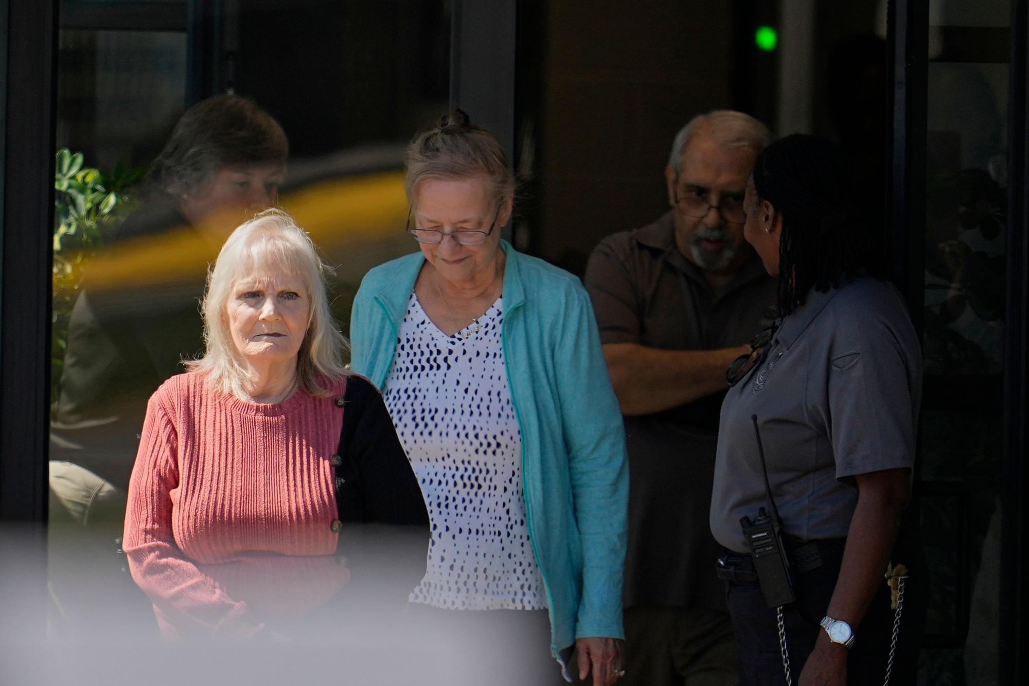 May Martinez (l), Mutter des Mordopfers Colleen Slemmer, verlässt die Riverbend Maximum Security Institution während einer Aussetzung der geplanten Hinrichtung von Christa Pike in Nashville.