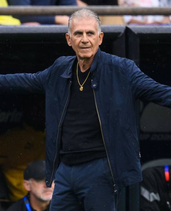 Beim Spiel von Ghana gestikuliert Carlos Queiroz.