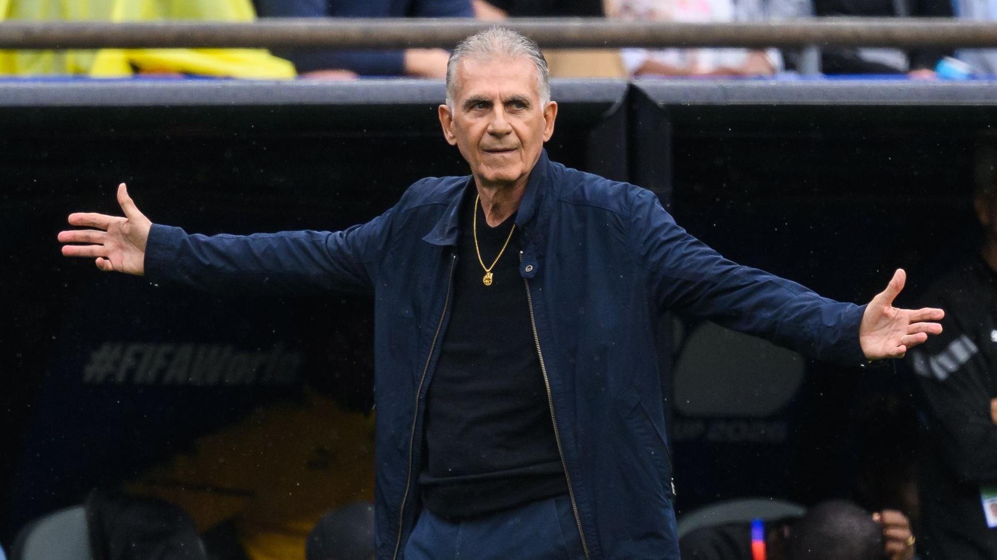 Beim Spiel von Ghana gestikuliert Carlos Queiroz.