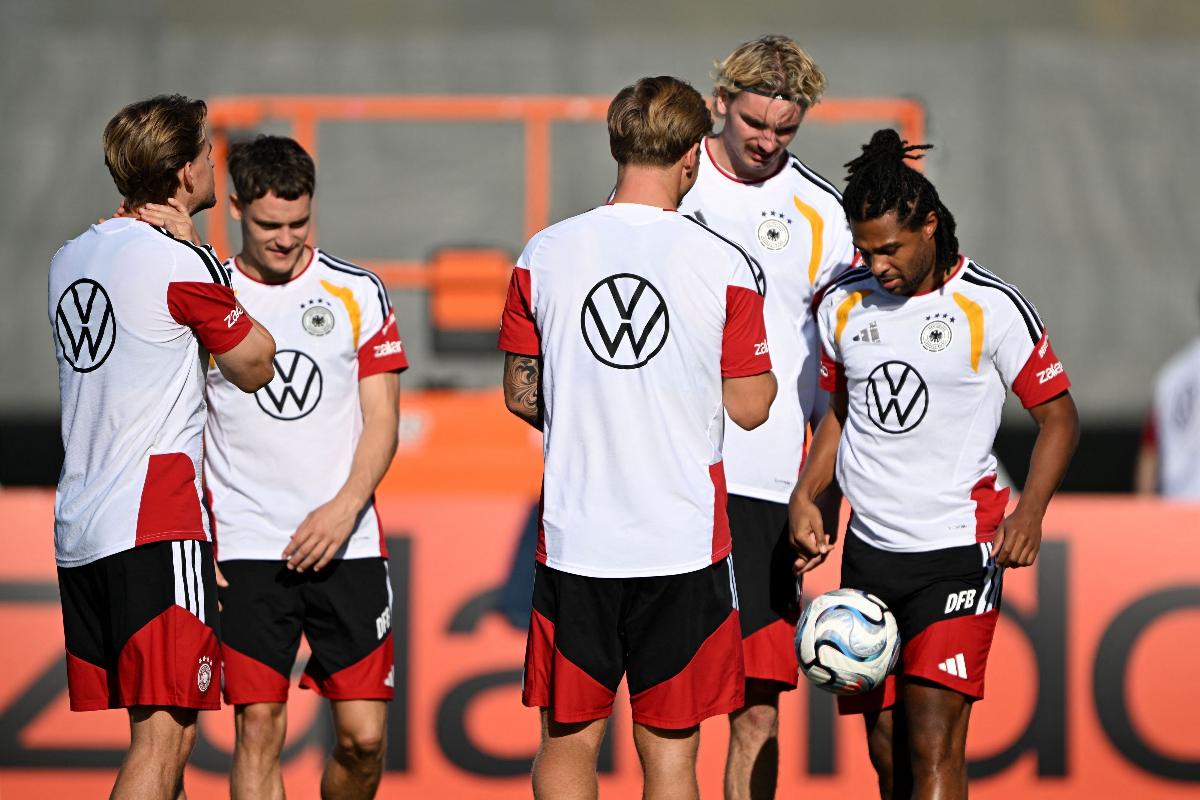Serge Gnabry, Nick Woltemade, und Florian Wirtz während des DFB-Trainings.