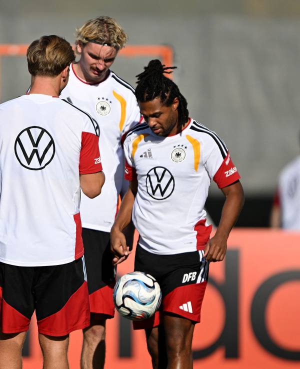 Serge Gnabry, Nick Woltemade, und Florian Wirtz während des DFB-Trainings.
