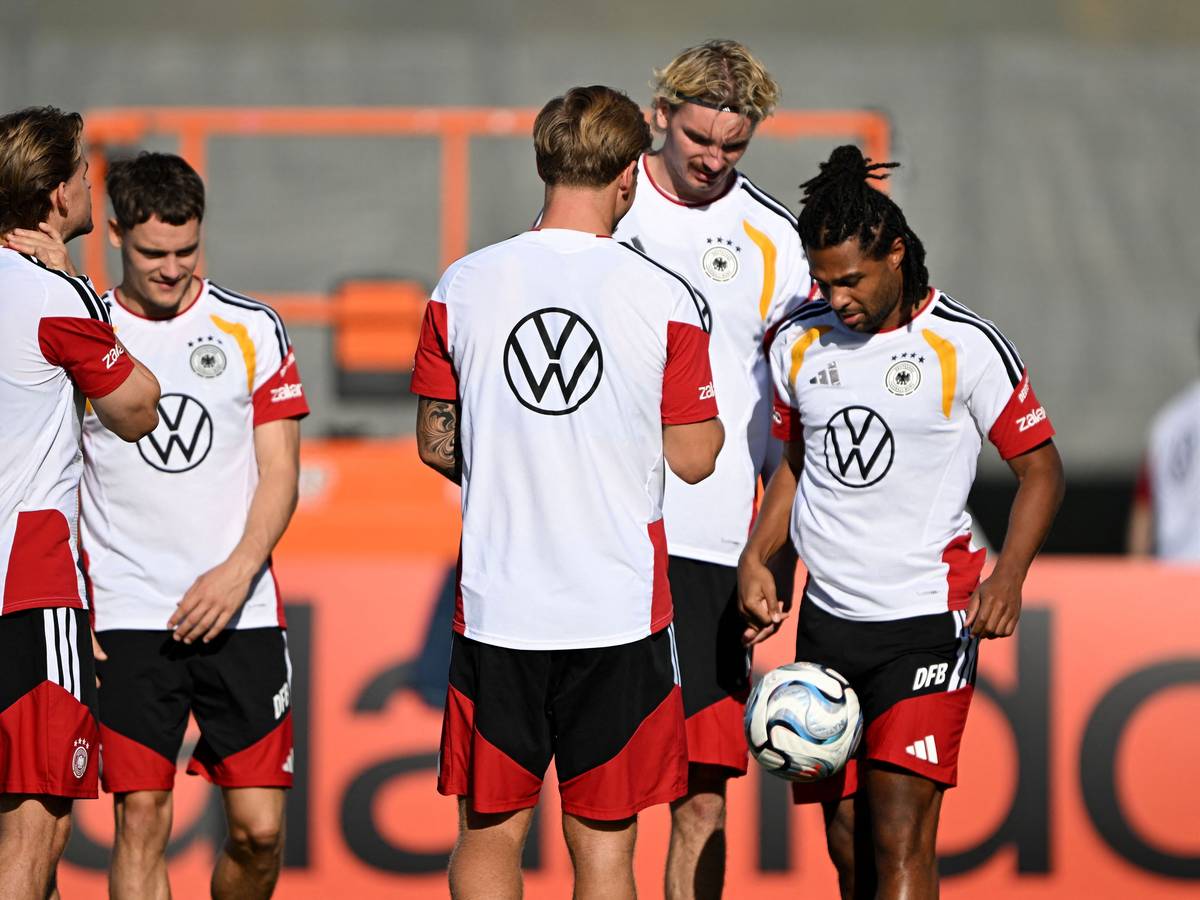 Serge Gnabry, Nick Woltemade, und Florian Wirtz während des DFB-Trainings.