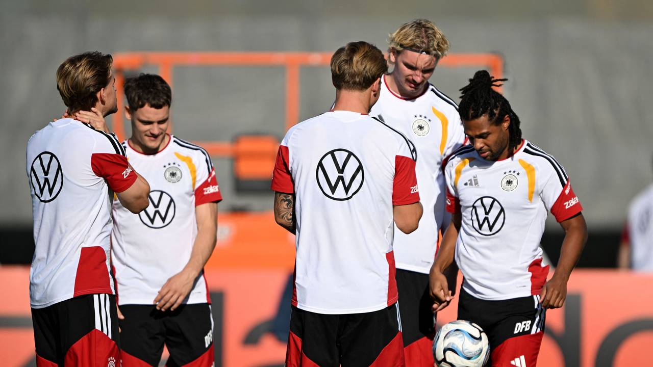 Serge Gnabry, Nick Woltemade, und Florian Wirtz während des DFB-Trainings.