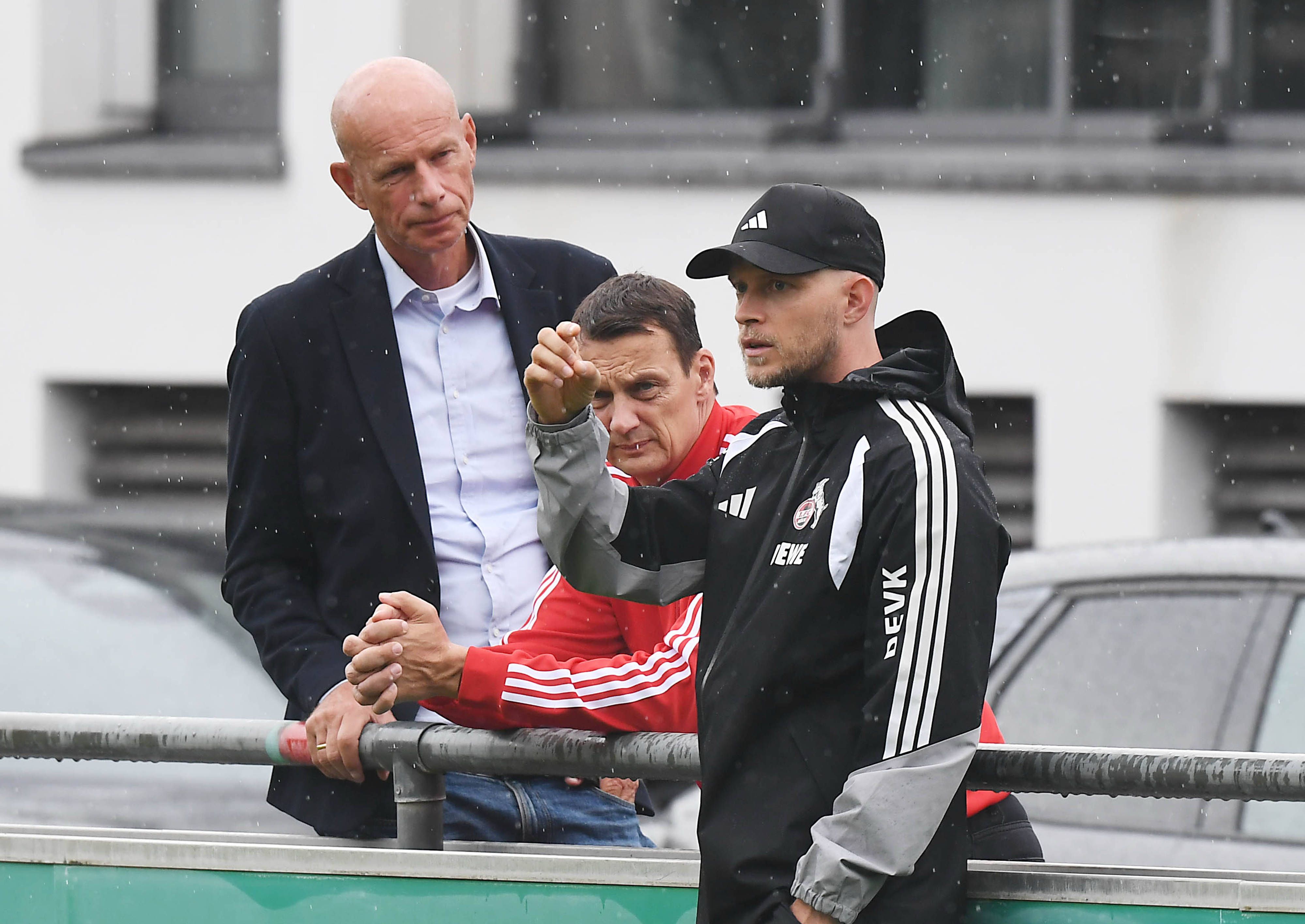 René Wagner, Ulf Sobek und Jörn Stobbe beobachten das Training des 1. FC Köln am Seitenrand.
