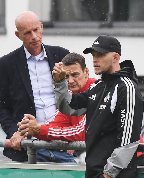 René Wagner, Ulf Sobek und Jörn Stobbe beobachten das Training des 1. FC Köln am Seitenrand.