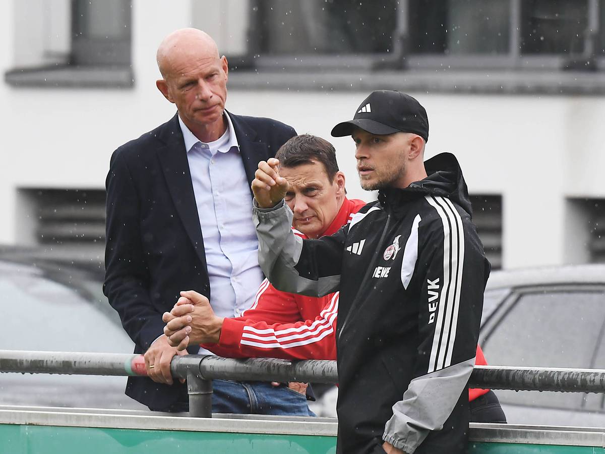 René Wagner, Ulf Sobek und Jörn Stobbe beobachten das Training des 1. FC Köln am Seitenrand.