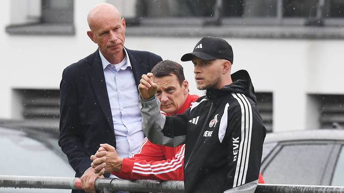 René Wagner, Ulf Sobek und Jörn Stobbe beobachten das Training des 1. FC Köln am Seitenrand.