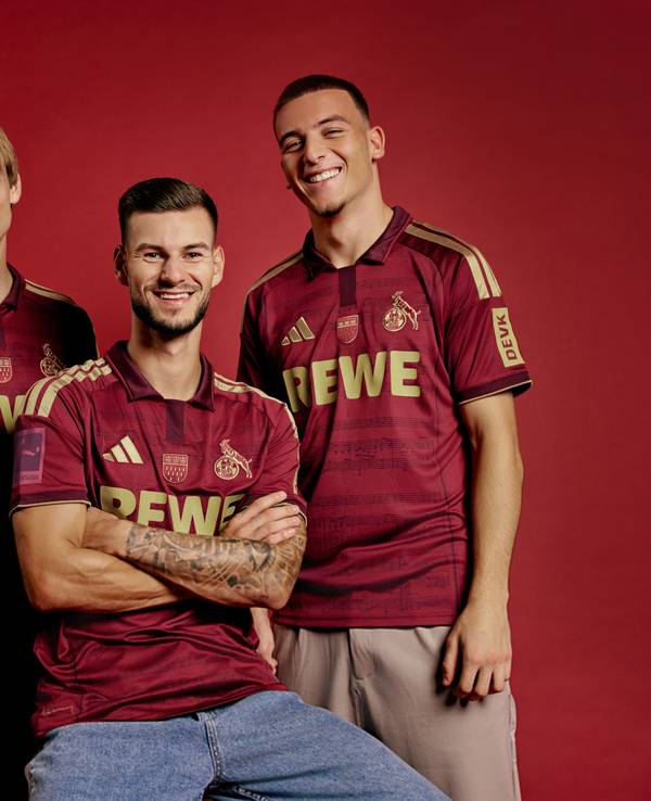 Borna Sosa, Tom Krauß und Said El Mala posieren im neuen Ostermann-Trikot des 1. FC Köln.