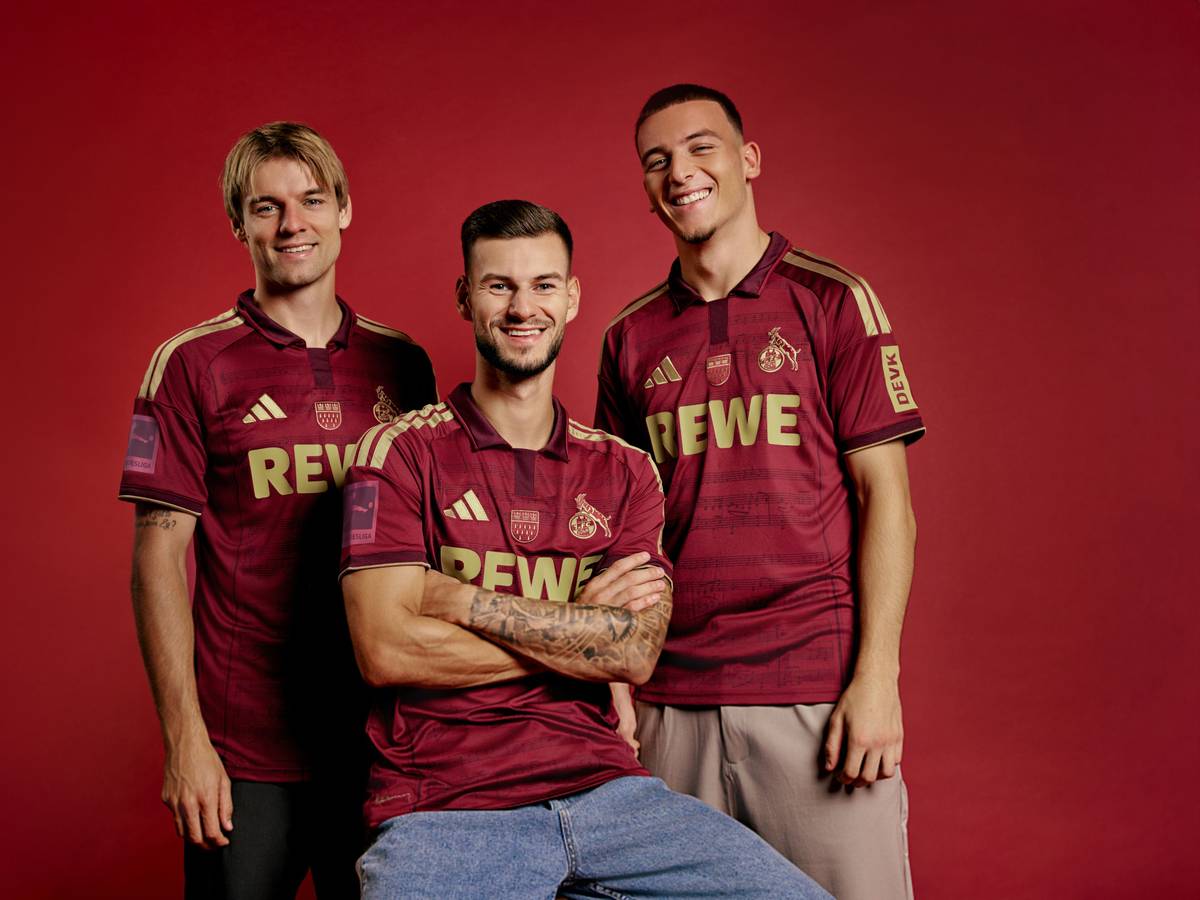 Borna Sosa, Tom Krauß und Said El Mala posieren im neuen Ostermann-Trikot des 1. FC Köln.