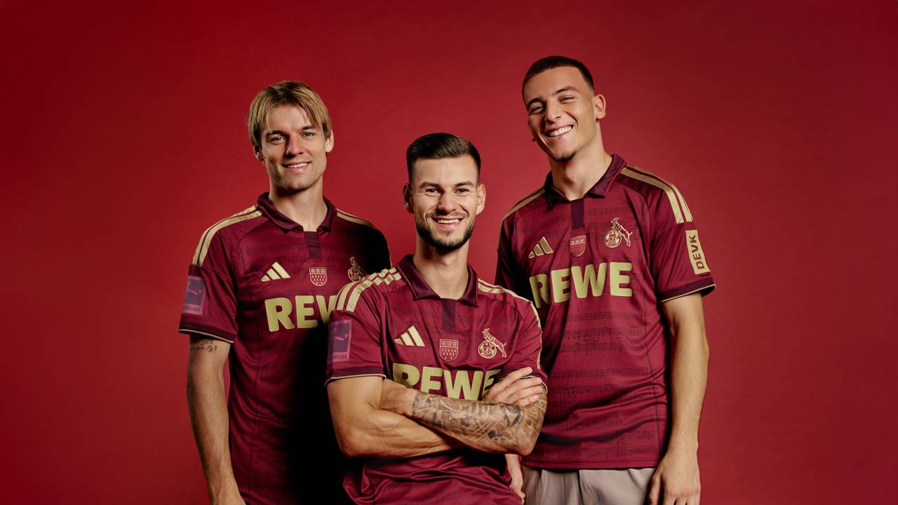 Borna Sosa, Tom Krauß und Said El Mala posieren im neuen Ostermann-Trikot des 1. FC Köln.