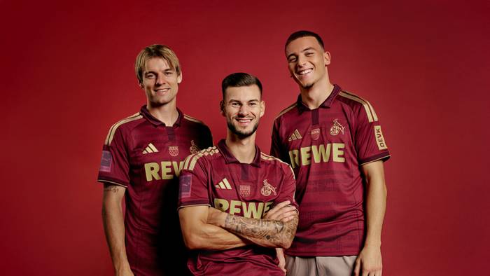 Borna Sosa, Tom Krauß und Said El Mala posieren im neuen Ostermann-Trikot des 1. FC Köln.