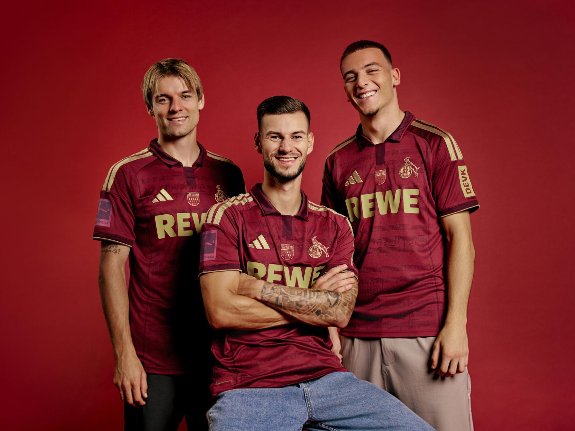 Borna Sosa, Tom Krauß und Said El Mala posieren im neuen Ostermann-Trikot des 1. FC Köln.