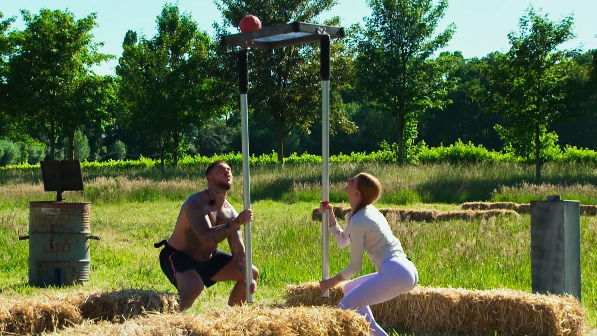 Das Balance-Spiel bricht Nico (links, mit Freundin Laura) entnervt ab. (Bild: RTL)
