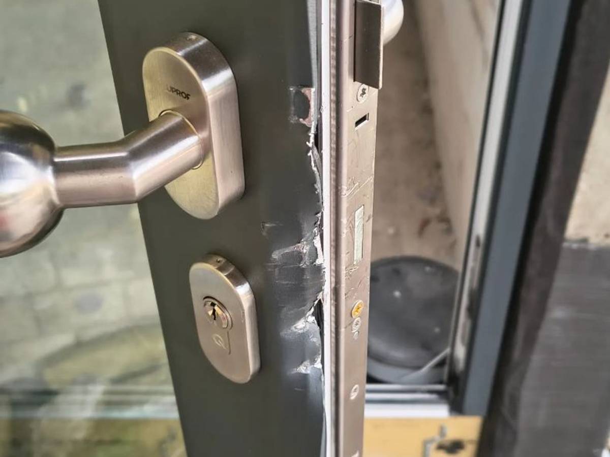 Die aufgebrochene Tür zum Vereinsheim. Diebe hatten es auf Kupfer abgesehen. Der Schaden ist immens.