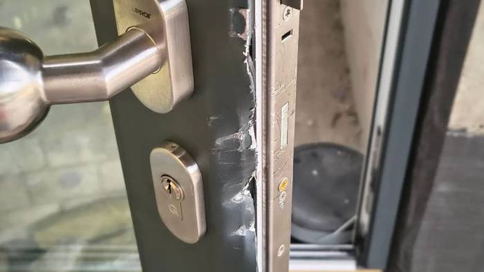 Die aufgebrochene Tür zum Vereinsheim. Diebe hatten es auf Kupfer abgesehen. Der Schaden ist immens.