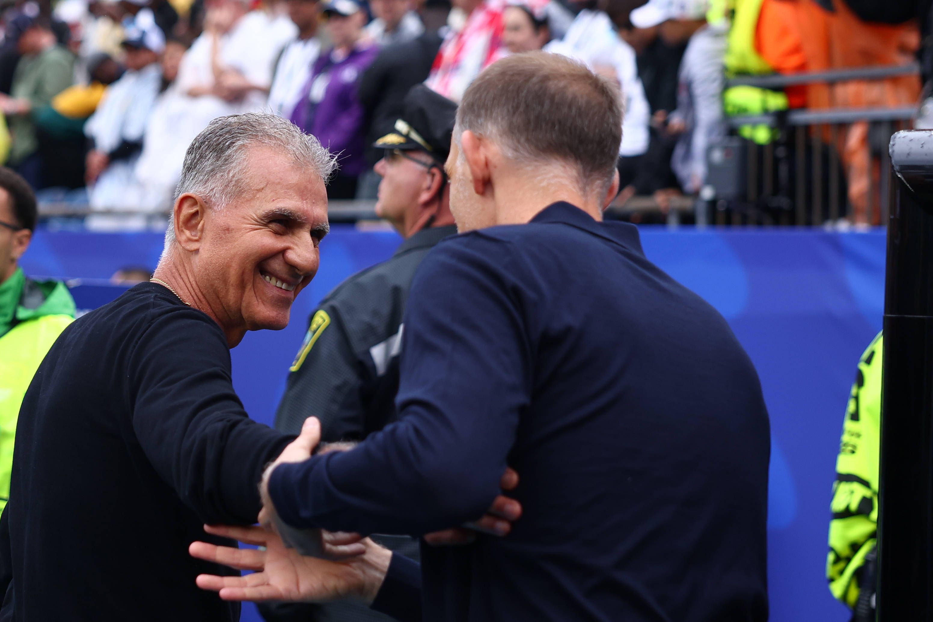 Carlos Queiroz begrüßt Thomas Tuchel mit einem Lächeln.